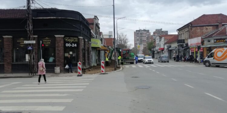 Počelo uređenje trotoara na Bulevaru oslobođenja, radovi neobeleženi i realna opasnost po građane