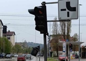 Otpao deo semafora na raskrsnici u Radničkom naselju, pa se sad leluja na vetru i kiši