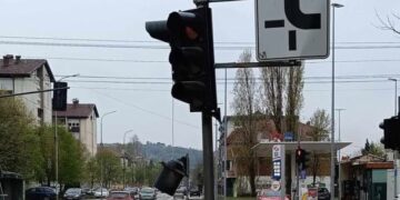 Otpao deo semafora na raskrsnici u Radničkom naselju, pa se sad leluja na vetru i kiši