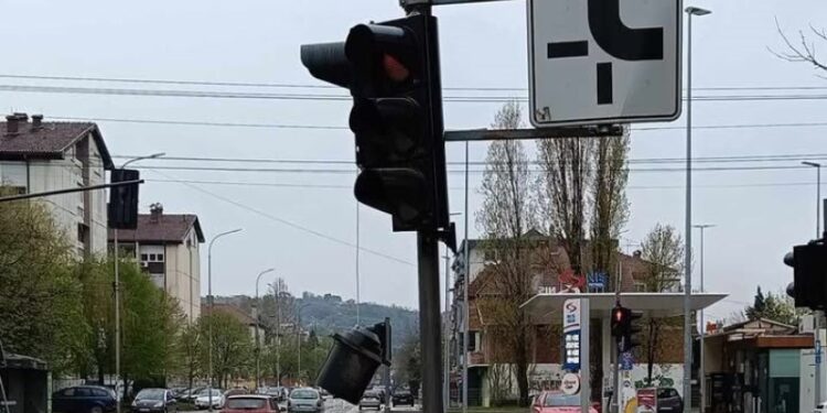 Otpao deo semafora na raskrsnici u Radničkom naselju, pa se sad leluja na vetru i kiši