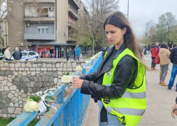 Četvoročasovna studentska blokada mosta u centru Leskovca i 18 belih ruža za 18 žrtava sistema