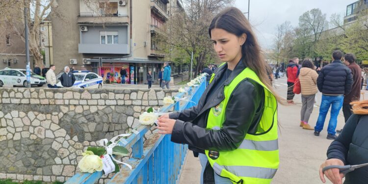 Četvoročasovna studentska blokada mosta u centru Leskovca i 18 belih ruža za 18 žrtava sistema