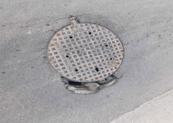 Samo pet dana nakon saniranja, novi asfalt u Bogojevcu već počeo da se raspada