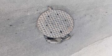 Samo pet dana nakon saniranja, novi asfalt u Bogojevcu već počeo da se raspada