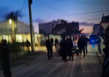 Incident na studentskim protestima u Leskovcu: Autom uleteo u kolonu protestanata, srećom nema povređenih – VIDEO