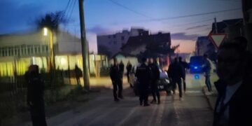 Incident na studentskim protestima u Leskovcu: Autom uleteo u kolonu protestanata, srećom nema povređenih – VIDEO