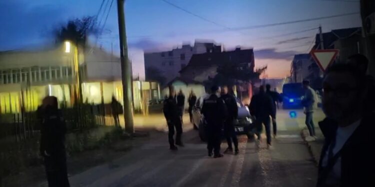 Incident na studentskim protestima u Leskovcu: Autom uleteo u kolonu protestanata, srećom nema povređenih – VIDEO