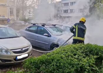 Goreo automobil u naselju Dubočica