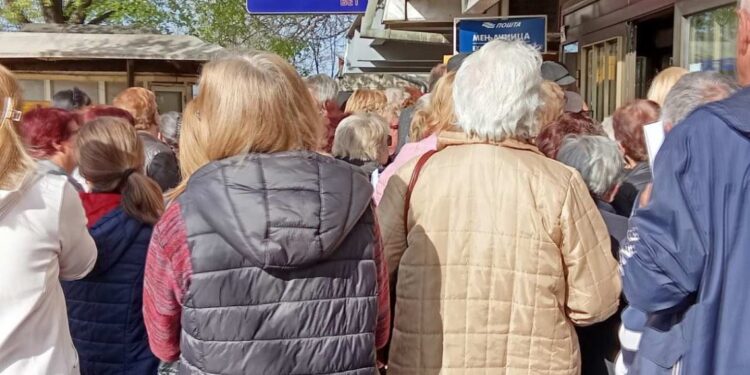 Kao što se i očekivalo: Od rane zore gužva za vaučere