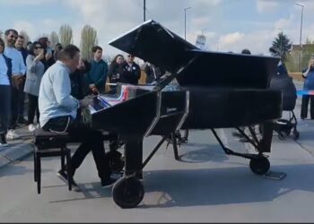 Italijanski pijanista svirao studentima i građanima na blokiranim mostovima u Nišu – VIDEO