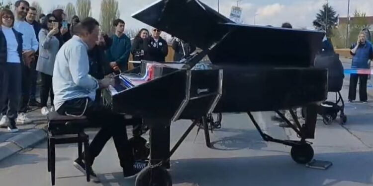 Italijanski pijanista svirao studentima i građanima na blokiranim mostovima u Nišu – VIDEO