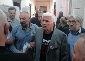 Privatno obezbeđenje sprečavalo odbornike opozicije da uđu u salu