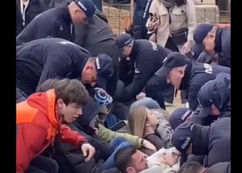 Sukob niških studenata i policajaca u Novom Pazaru: Studenti skandiraju „Mi vas plaćamo!“