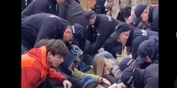 Sukob niških studenata i policajaca u Novom Pazaru: Studenti skandiraju „Mi vas plaćamo!“