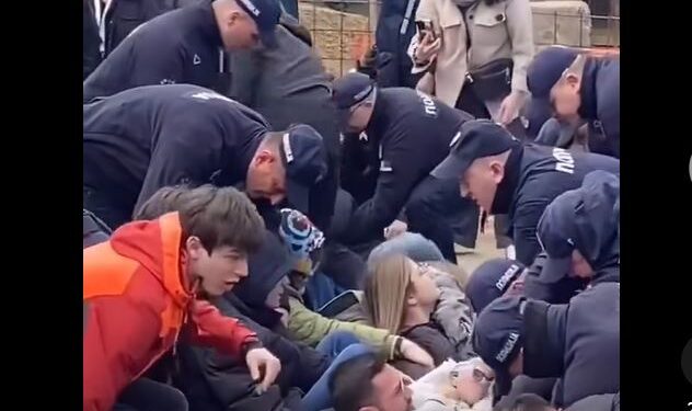 Sukob niških studenata i policajaca u Novom Pazaru: Studenti skandiraju „Mi vas plaćamo!“