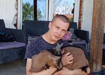 Sa nepunih 16 godina Dimitrije iz Donje Jajne, lep kao lutka, vodi celo domaćinstvo – VIDEO