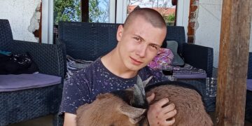 Sa nepunih 16 godina Dimitrije iz Donje Jajne, lep kao lutka, vodi celo domaćinstvo – VIDEO