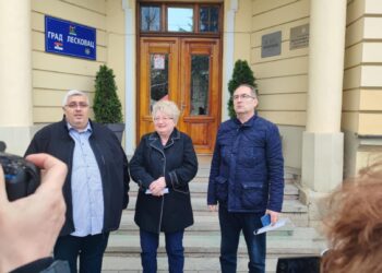 Opozicija: Čelnici Leskovca primoravaju ljude da idu na Vučićev miting, pozivaju ih iz gradskog kol centra, direktori prave spiskove