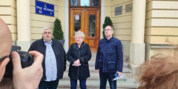 Opozicija: Čelnici Leskovca primoravaju ljude da idu na Vučićev miting, pozivaju ih iz gradskog kol centra, direktori prave spiskove