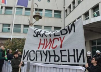 Sednica Skupšte grada Niša počela burno, ispred zgrade ponovo policija, ograde i protesti