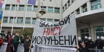 Sednica Skupšte grada Niša počela burno, ispred zgrade ponovo policija, ograde i protesti