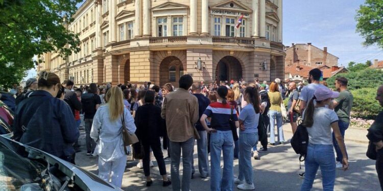 Studenti ispred Univerziteta u Nišu: Zvižduci za dekana Medicinskog fakulteta i „Gde je akademska čestitost?“