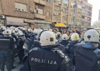 Haos ispred RTS-a: Policija potisnula studente
