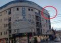 Sa zgrade u centru Leskovca visi ploča i preti da se sruči nekome na glavu, niko nema ključ od tavana da je skloni