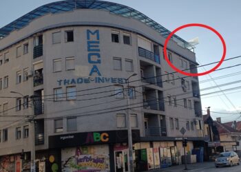 Sa zgrade u centru Leskovca visi ploča i preti da se sruči nekome na glavu, niko nema ključ od tavana da je skloni