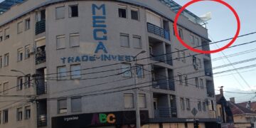 Sa zgrade u centru Leskovca visi ploča i preti da se sruči nekome na glavu, niko nema ključ od tavana da je skloni