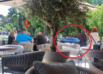 Ljudi posmatraju i krste se: Ministar seo na kafu u centru Leskovca, a automobil parkirao na sred gradskog trga