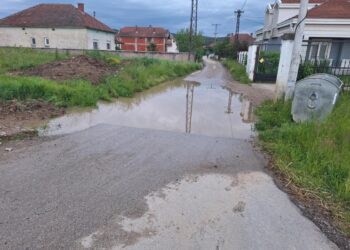Gastarbajterska posla: Došao iz Švajcarske, bagerom zatrpao odvodni kanal i poplavio ulaz u selo