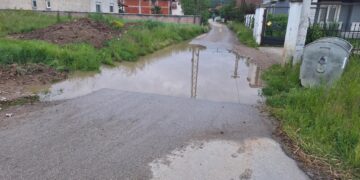 Gastarbajterska posla: Došao iz Švajcarske, bagerom zatrpao odvodni kanal i poplavio ulaz u selo