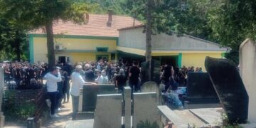 Dragan Labović sahranjen u Prokuplju: Veliki košarkaš ispraćen je aplauzom