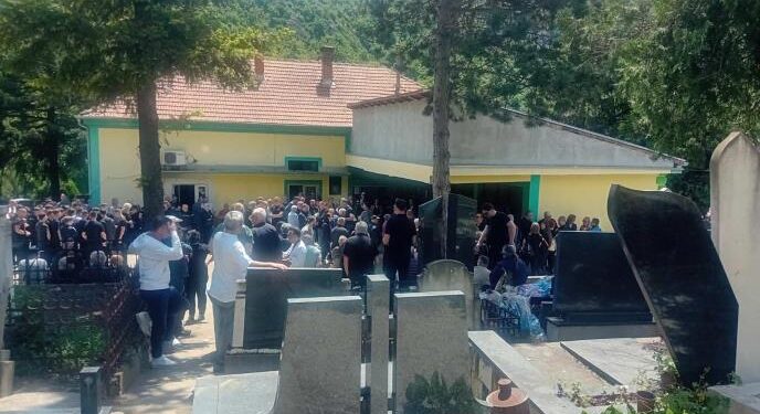 Dragan Labović sahranjen u Prokuplju: Veliki košarkaš ispraćen je aplauzom