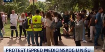 Studenti Medicinskog u Nišu blokirali saobraćaj, čekaju dekana