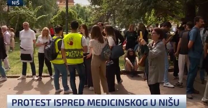 Studenti Medicinskog u Nišu blokirali saobraćaj, čekaju dekana