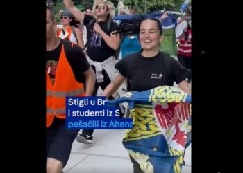 VIDEO: Herojski podvig sa zastavom Leskovca u rukama! Studenti maratonci stigli u Brisel