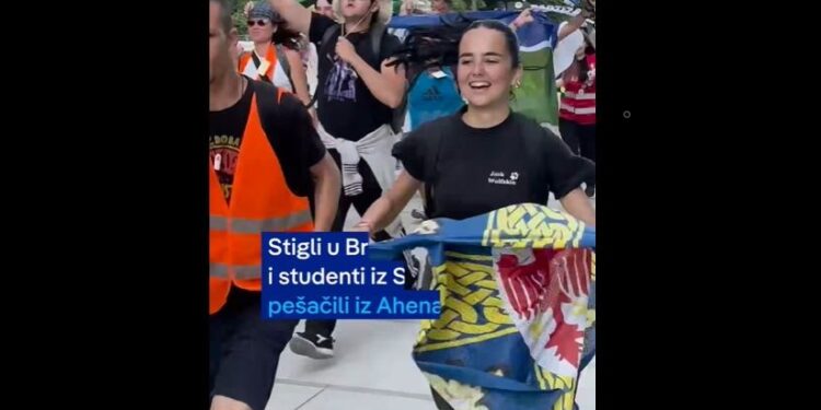 VIDEO: Herojski podvig sa zastavom Leskovca u rukama! Studenti maratonci stigli u Brisel