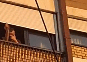 Iz stana bacao đubre i pivske flaše ljudima na glavu, intervenisala policija – VIDEO