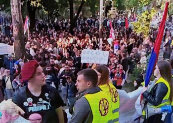 Počeli i studentski i Vučićev skup u isto vreme, deli ih kordon policije
