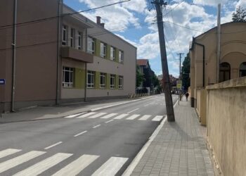 Hoćemo li čekati da padne, ili će se nadležni pobrinuti za nakrivljenu banderu?