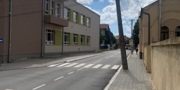 Hoćemo li čekati da padne, ili će se nadležni pobrinuti za nakrivljenu banderu?