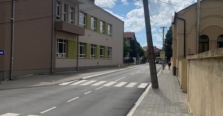 Hoćemo li čekati da padne, ili će se nadležni pobrinuti za nakrivljenu banderu?