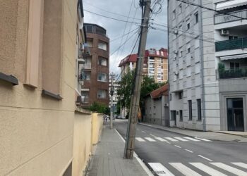 Hoćemo li čekati da padne, ili će se nadležni pobrinuti za nakrivljenu banderu?
