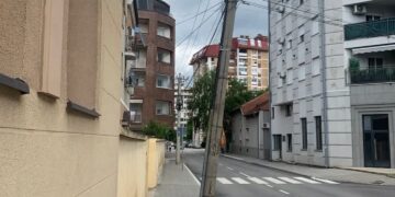 Hoćemo li čekati da padne, ili će se nadležni pobrinuti za nakrivljenu banderu?