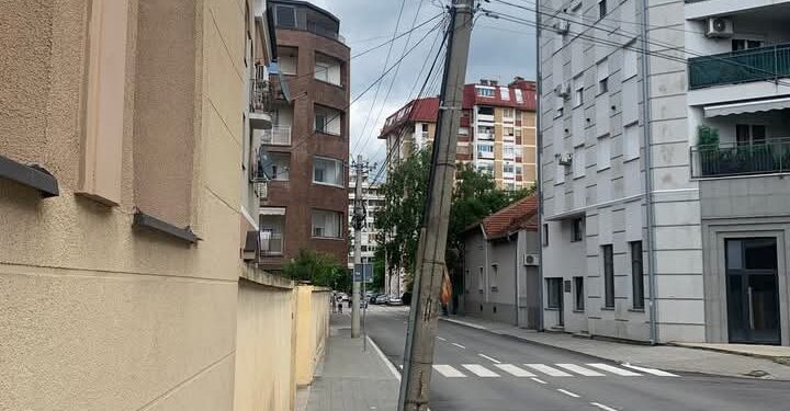 Hoćemo li čekati da padne, ili će se nadležni pobrinuti za nakrivljenu banderu?