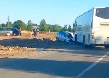 Tri osobe povređene u sudaru prepunog autobusa i automobila kod nekadašnjeg motela „Atina“