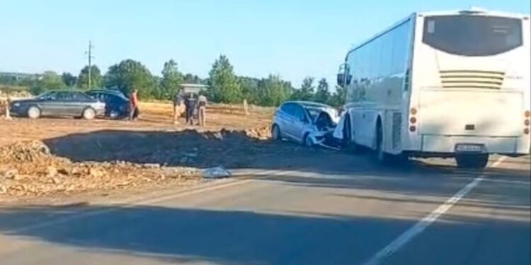 Tri osobe povređene u sudaru prepunog autobusa i automobila kod nekadašnjeg motela „Atina“
