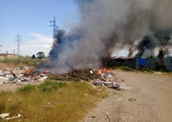 Trovači vazduha zapalili i divlju deponiju u Radničkom naselju, možda Milan „Megafon“ može da pomogne u rešavanju problema?!